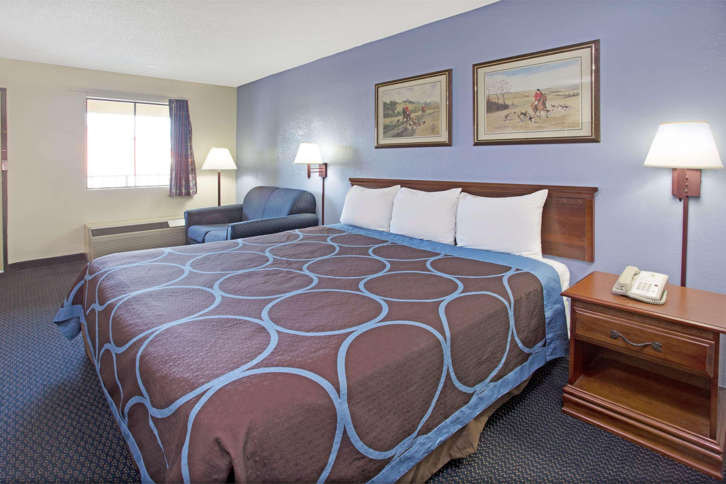 Super 8 by Wyndham Suwanee Hotel Bagian luar foto