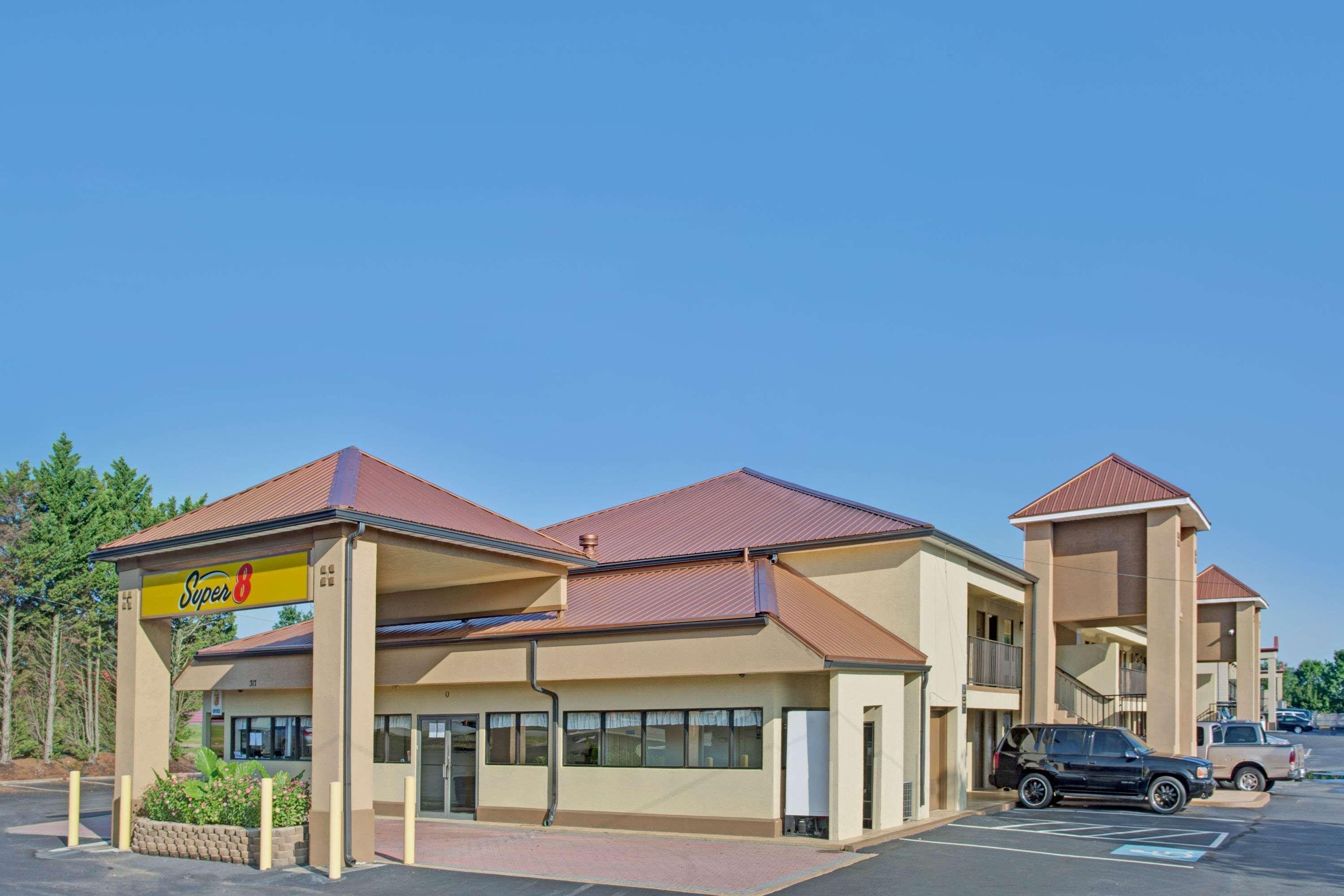 Super 8 by Wyndham Suwanee Hotel Bagian luar foto