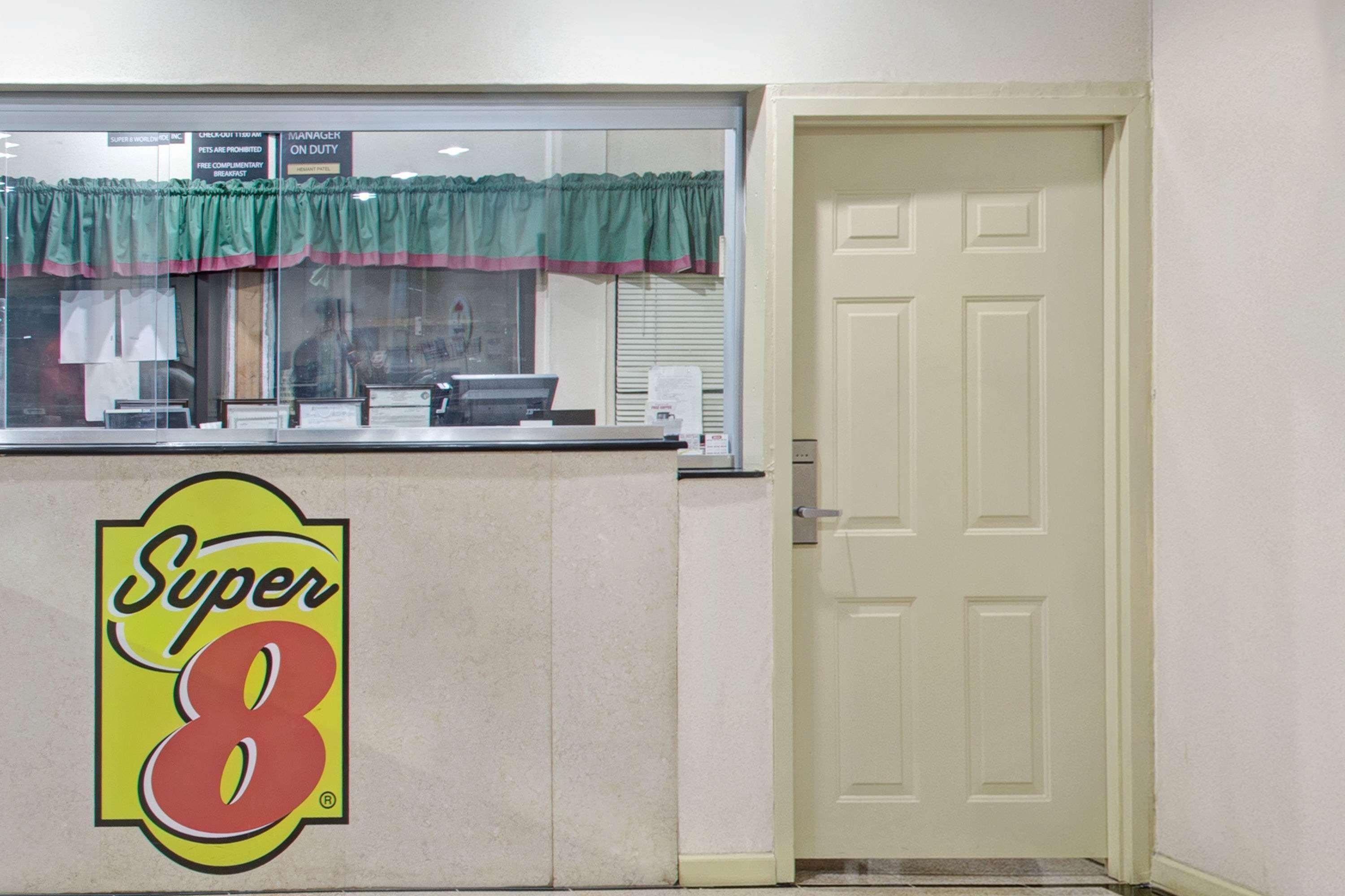 Super 8 by Wyndham Suwanee Hotel Bagian luar foto