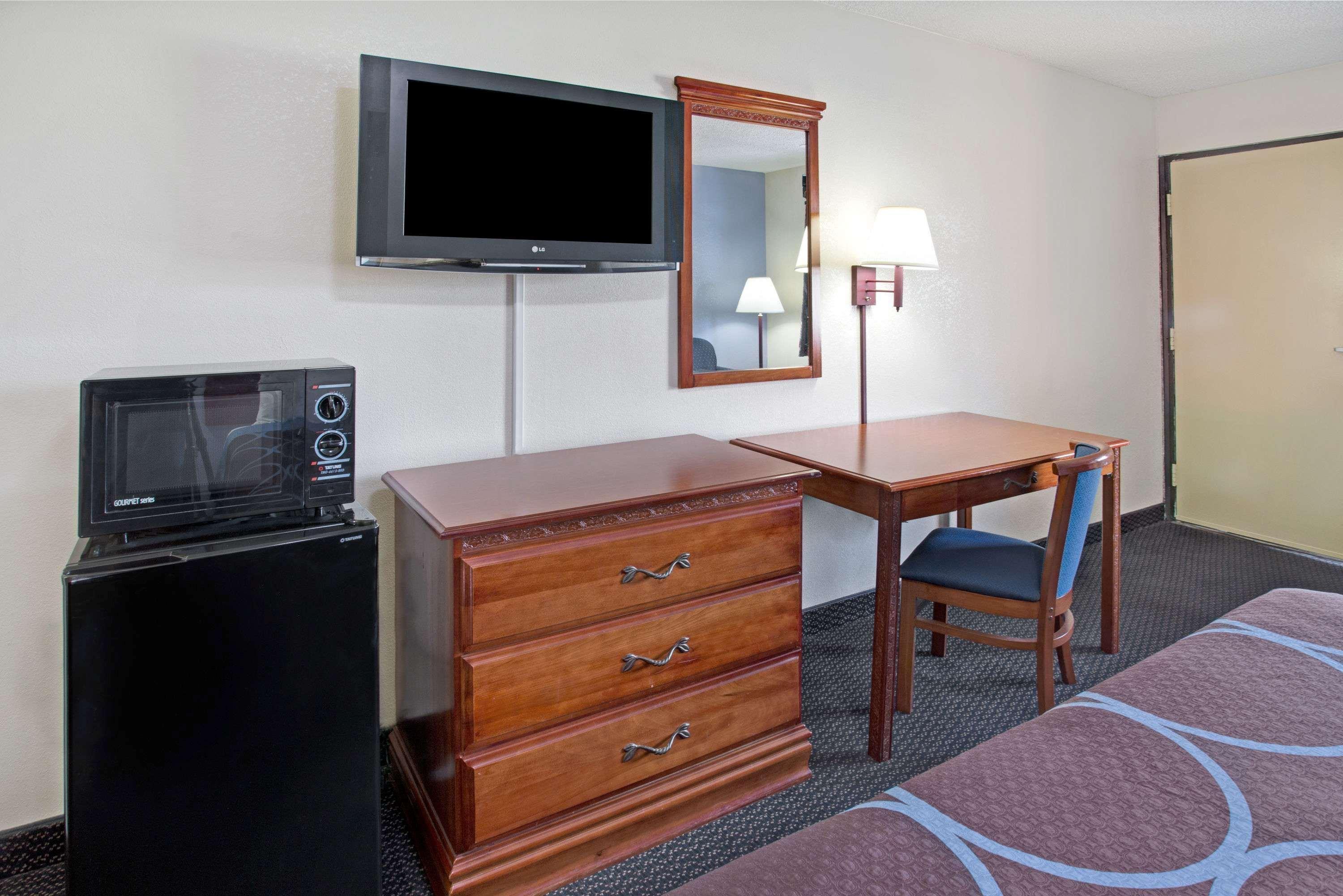 Super 8 by Wyndham Suwanee Hotel Bagian luar foto
