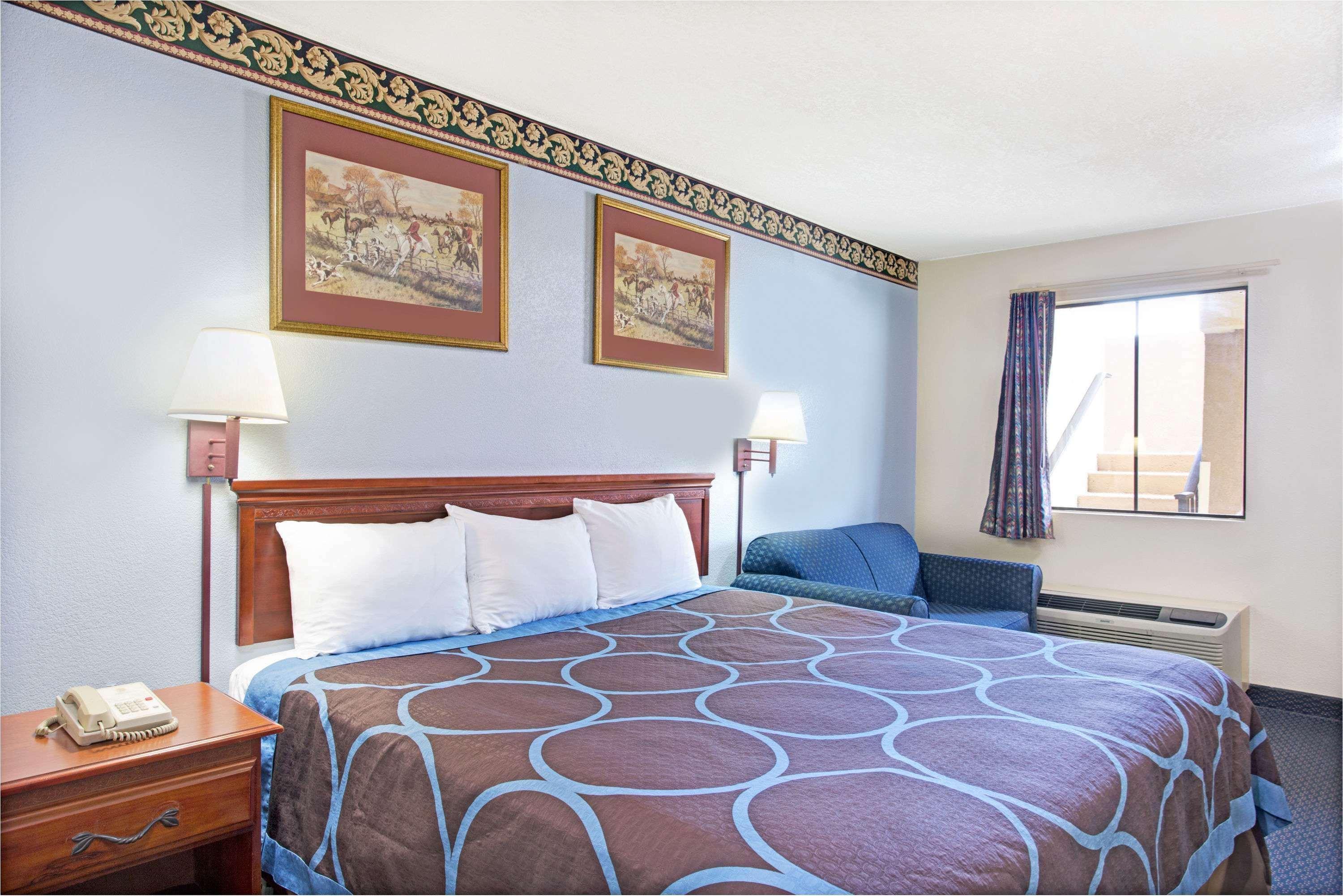 Super 8 by Wyndham Suwanee Hotel Bagian luar foto