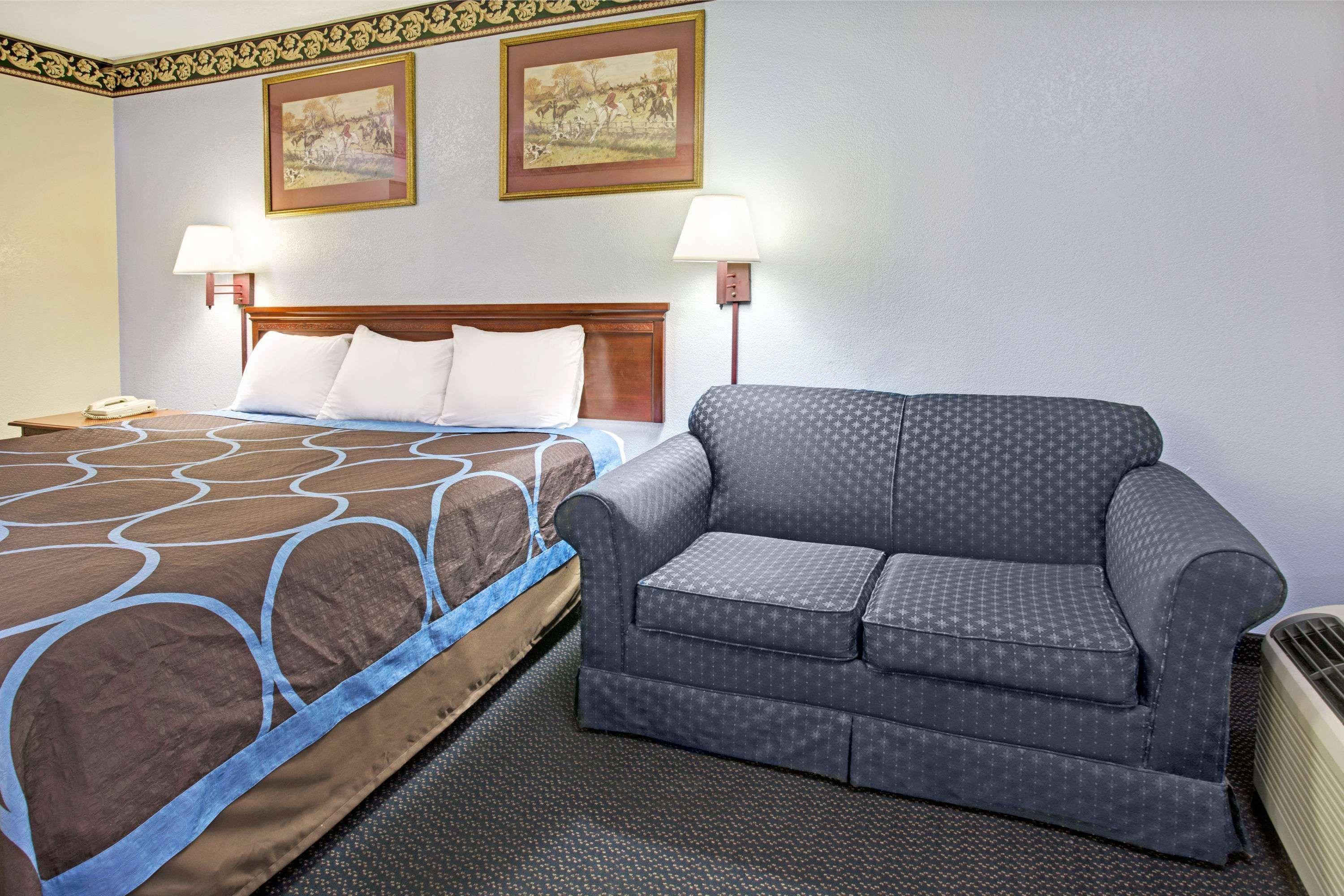 Super 8 by Wyndham Suwanee Hotel Bagian luar foto