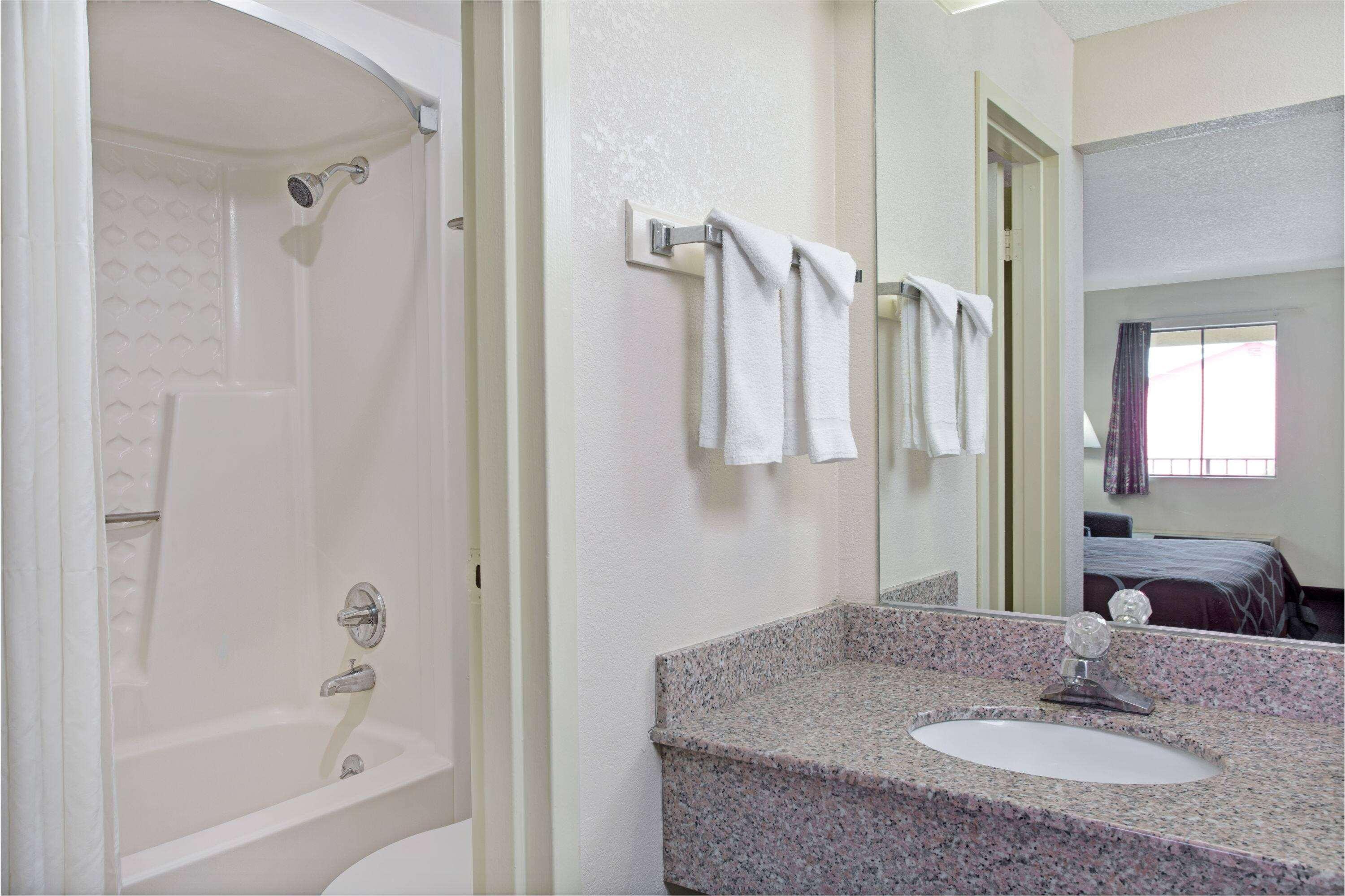 Super 8 by Wyndham Suwanee Hotel Bagian luar foto