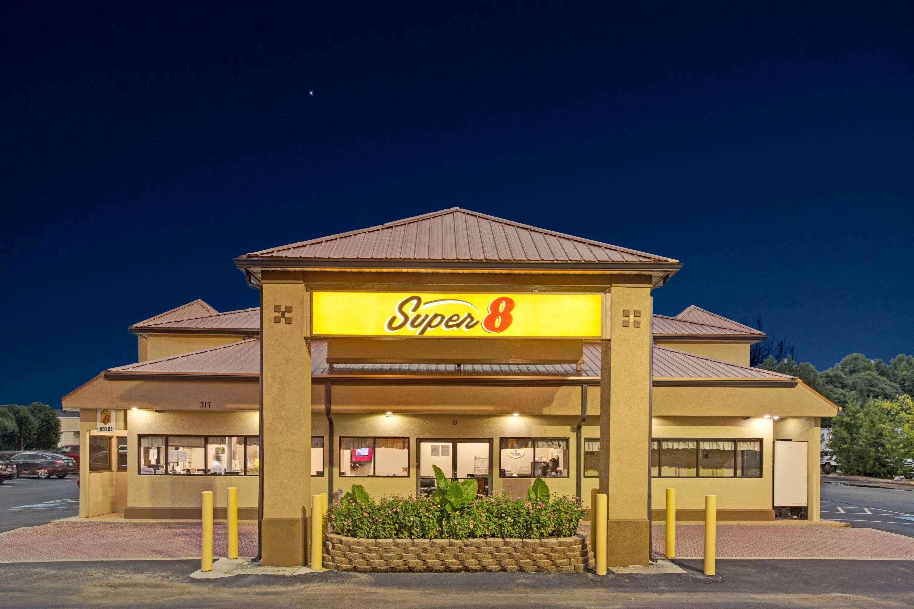 Super 8 by Wyndham Suwanee Hotel Bagian luar foto