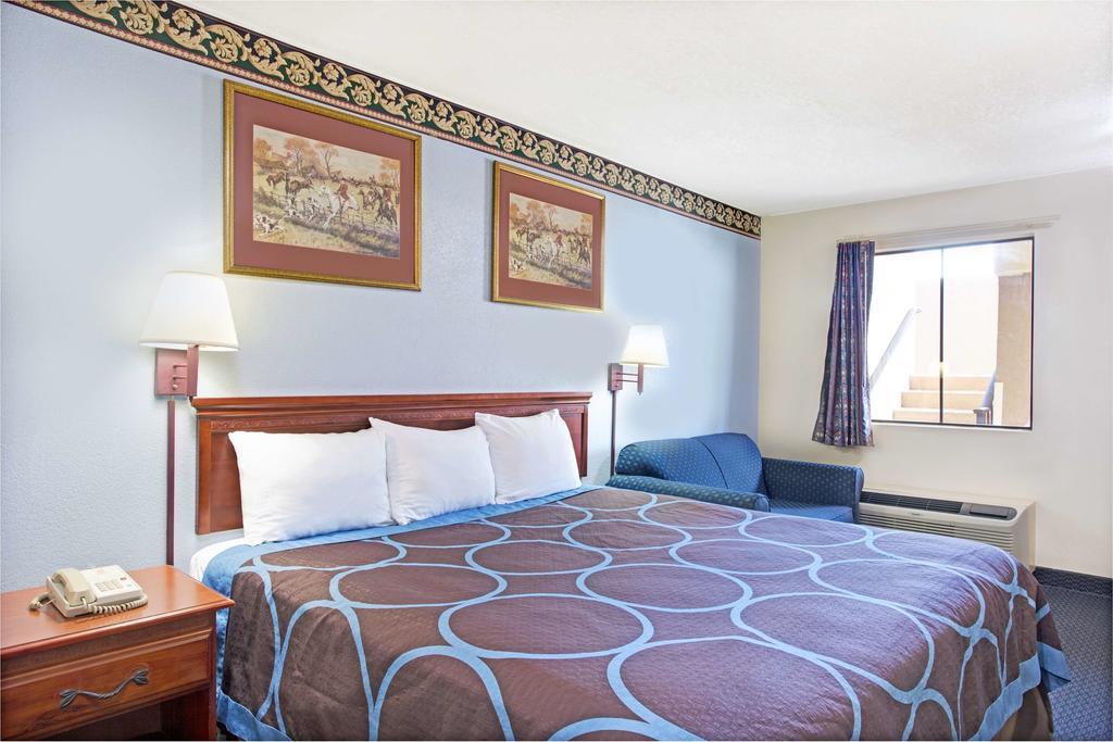 Super 8 by Wyndham Suwanee Hotel Bagian luar foto
