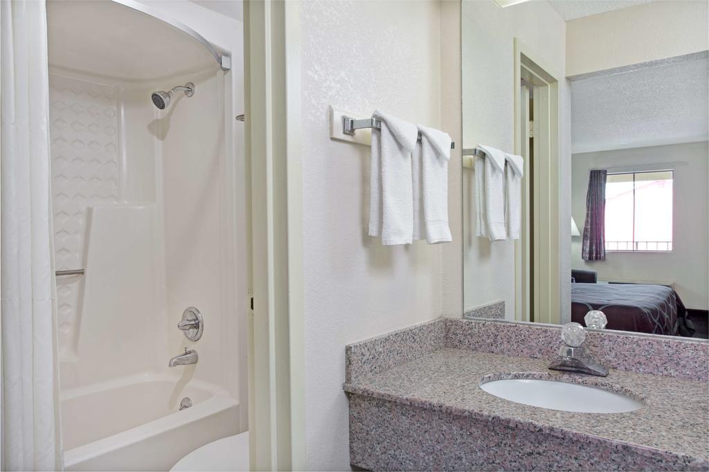 Super 8 by Wyndham Suwanee Hotel Bagian luar foto
