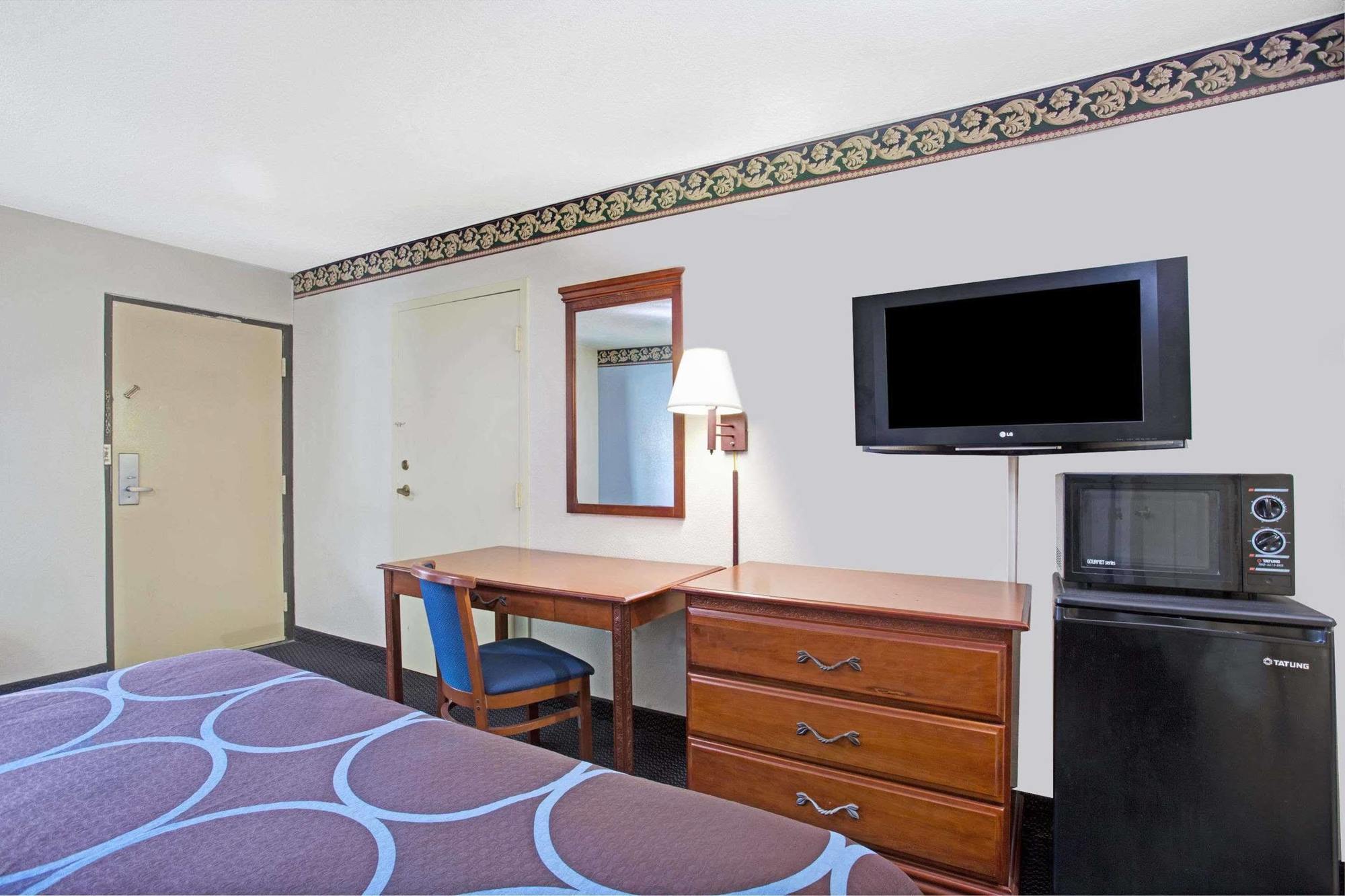 Super 8 by Wyndham Suwanee Hotel Bagian luar foto