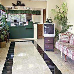 Super 8 by Wyndham Suwanee Hotel Bagian luar foto